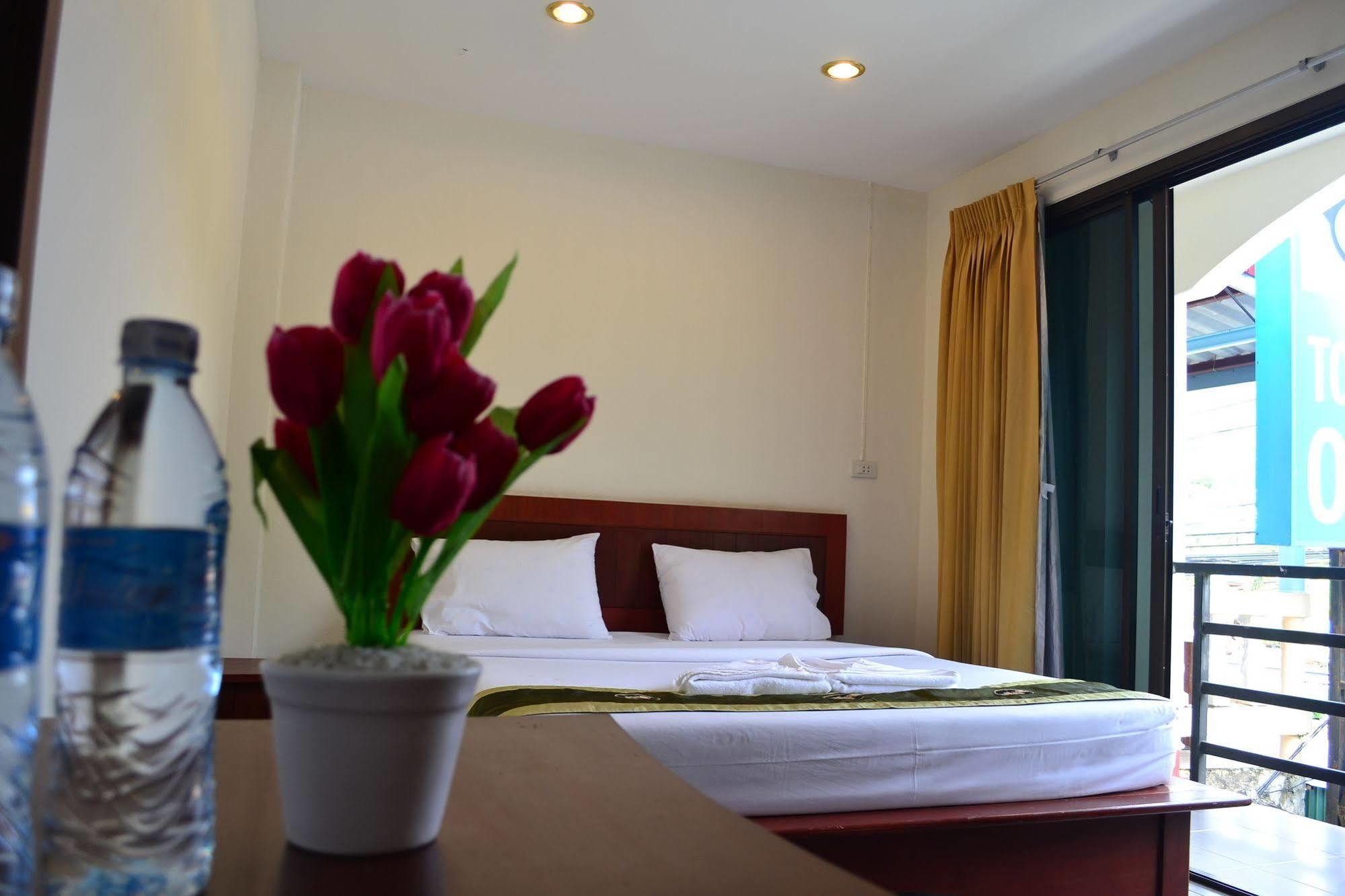 Wandee Bed & Breakfast Vandrarhem Khao Lak Exteriör bild
